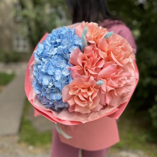 Букет Персиковый Залив из гортензий и роз