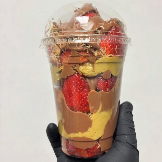Strawberries with chocolate and a Dubai-style filling
