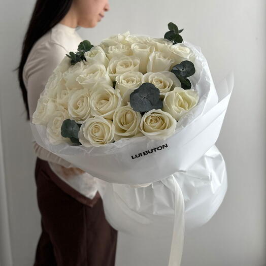 Букет "25 белых роз с эвкалиптом"