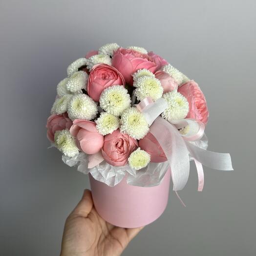 Коробочка с пионовидной кустовой розой сильва и хризантемой ньютон 🌸
