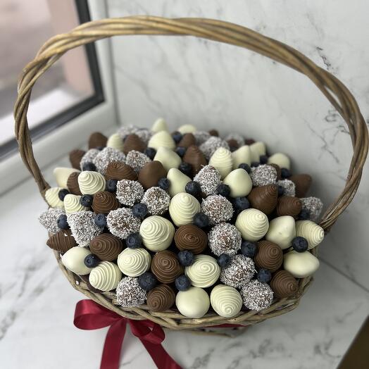 Корзина с клубникой в шоколаде Дейзи XL