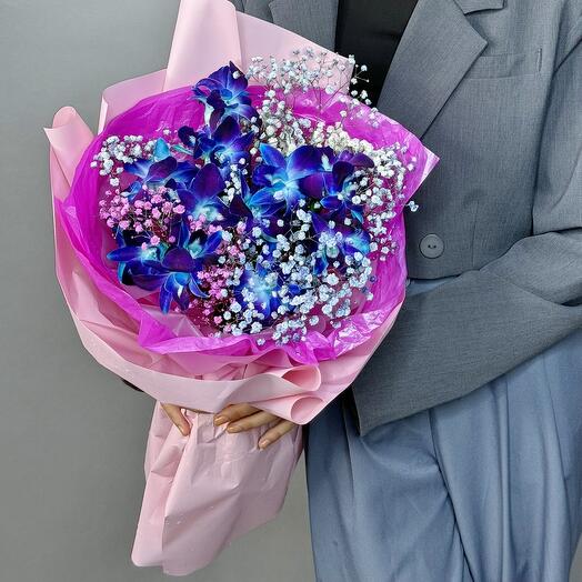 Букет из 17 орхидей космос и воздушной гипсофилы