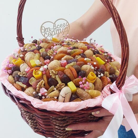 Корзина с сухофруктами, орехами и гипсофилой