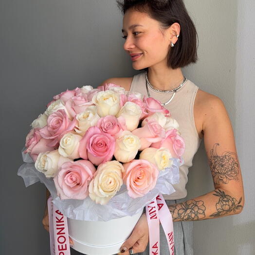 PUDEŁKO Z KWIATAMI PINKY BIAŁE RÓŻE