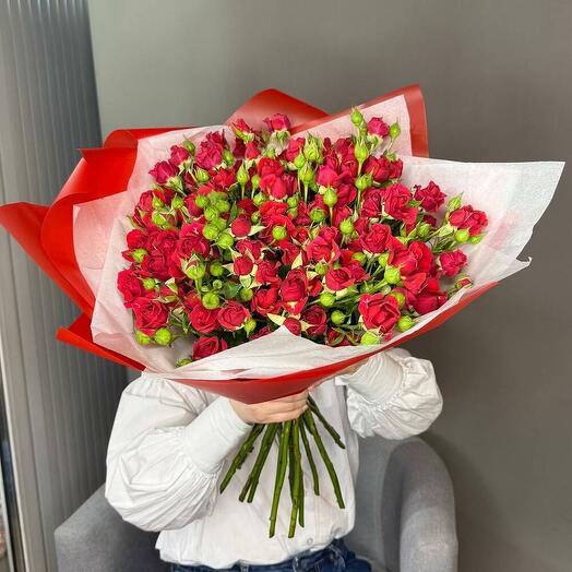 Букет девушке из кустовых роз