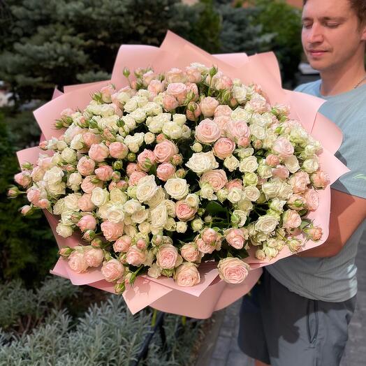 Кустовые розы белые и розовые