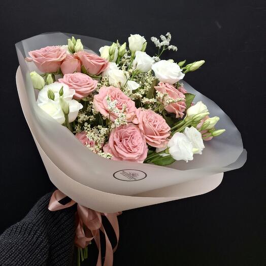 Коралловые кустовые розы с лизиантусом