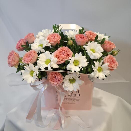 Flores en un bolso rosa