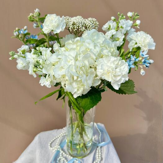 Цветы для дома и подарка - белый букет с гортензией и голубыми акцентами  Доставка цветов Москва
