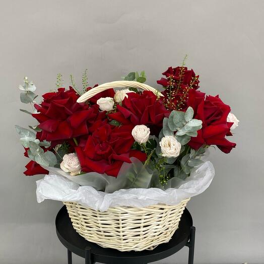 Большая корзина с французскими розами и кустовой пионовидной розой