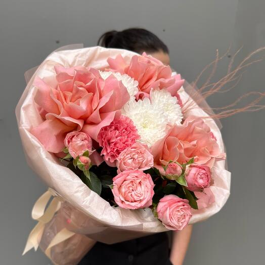 Букет:кустовые розы,хризантема,диантусы