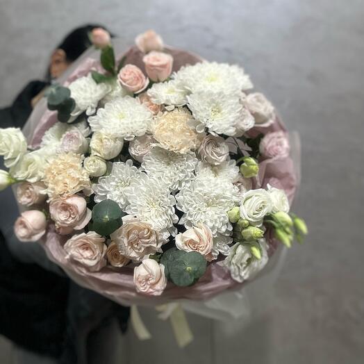 Delicate bouquet in powdery shades