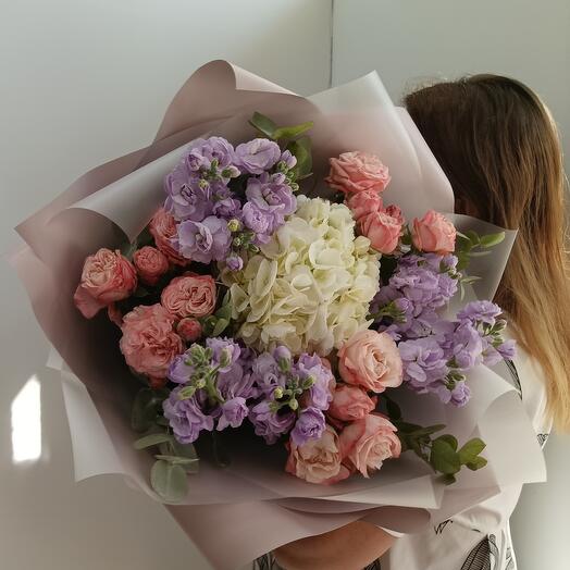 Яркий букет роза кустовая, маттиола, гортензия, эвкалипт