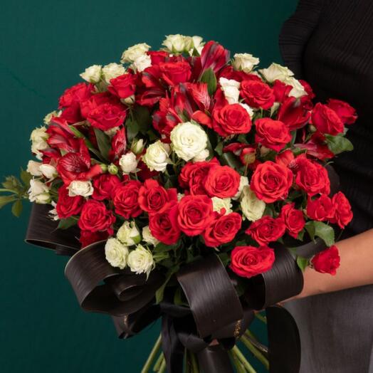 Букет из кустовых роз микс и яркой альстромерии