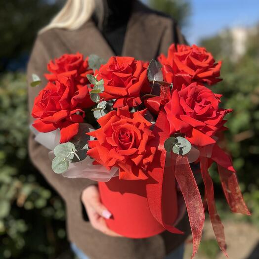 Ажурные алые розы в коробке