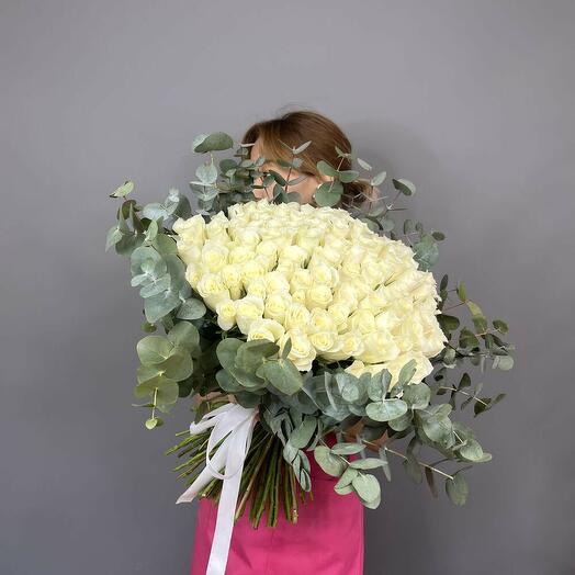 Роскошный букет из белых роз