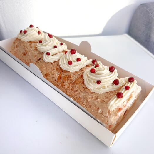 Меренговый рулет с ягодной начинкой