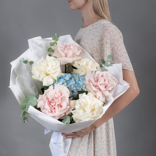 Букет из разноцветных французских роз и голубой гортензии