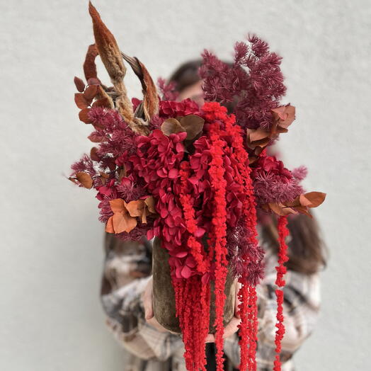 Композиция с сухоцветами гортензией и аспарагусом