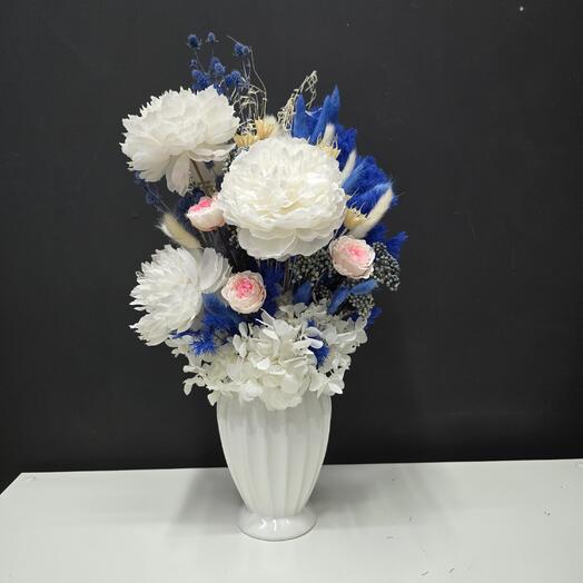 Белые пионы в настроении Синий
