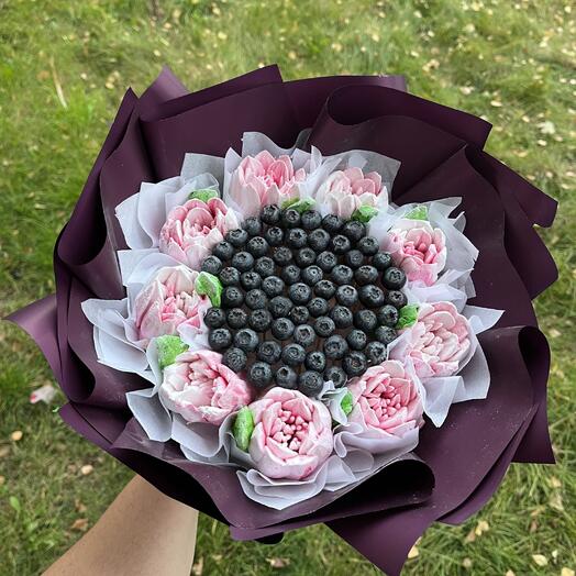 Букет из зефира и голубики