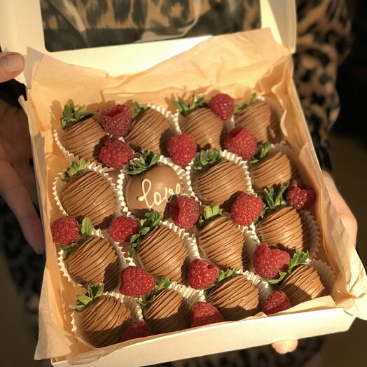 Клубника в шоколаде с малиной