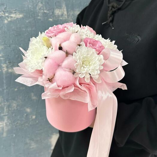 Нежные хризантемы с розами и хлопком в коробке