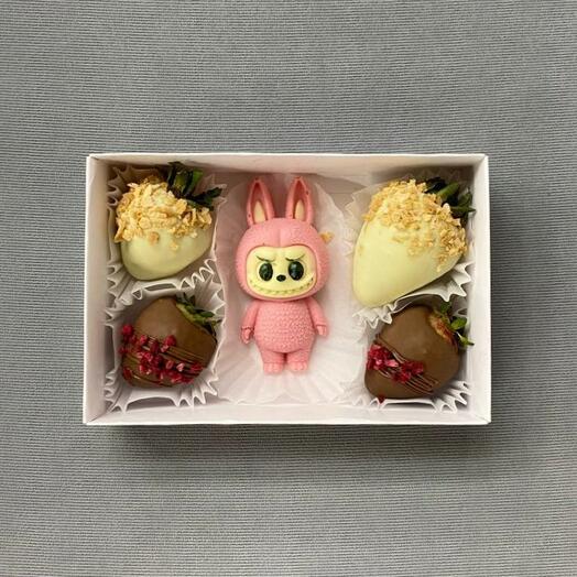 Набор клубники в шоколаде с лабубой