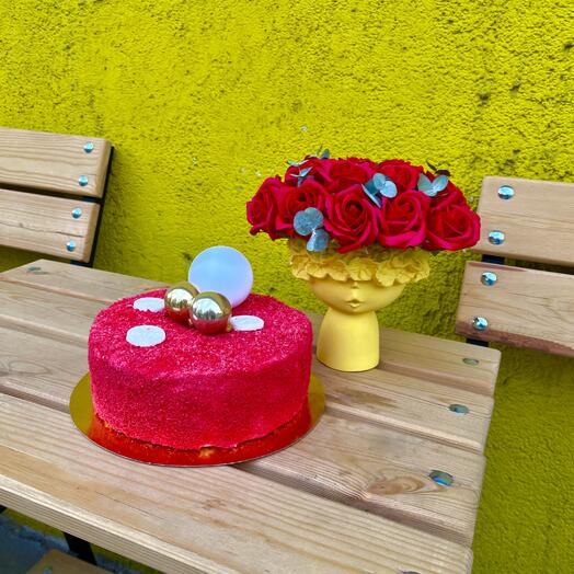 Букет роз и торт