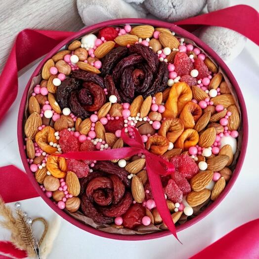 Стильный подарочный набор из орехов и сухофруктов с розами из красной сливы и персиками (L)
