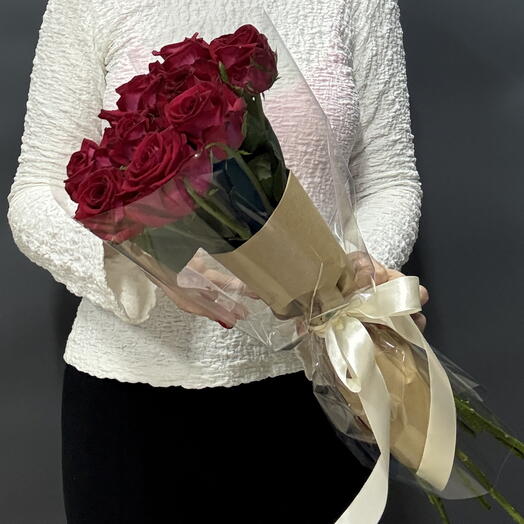 Букет из 9 красных роз в стильной упаковке