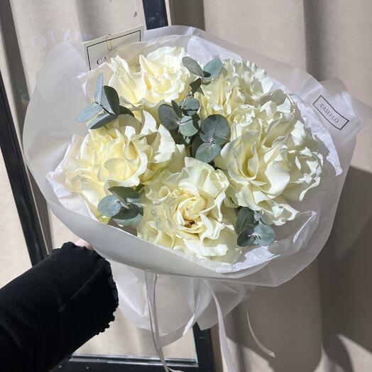 Букет белых вывернутых роз