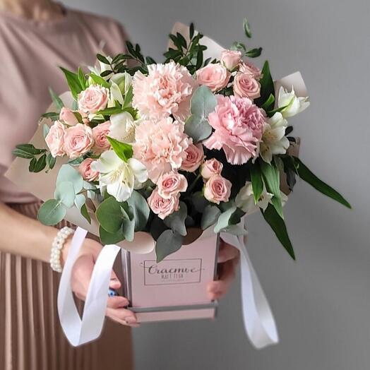 N 8. Composición en tonos rosados con rosa arbusto, Dianthus y alstroemeria