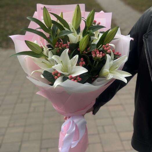Букет с лилиями