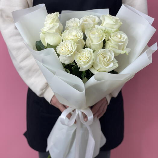 Букет 11 белых роз в оформлении