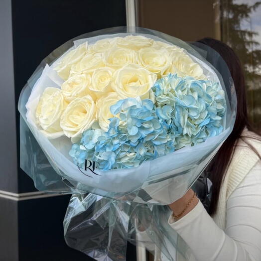 Нежный букет в белых и голубых оттенках