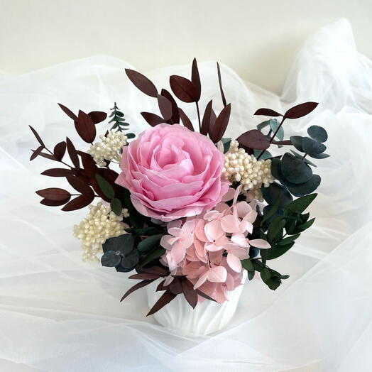 Простоит 1 год! Композиция из стабилизированных цветов в белом кашпо