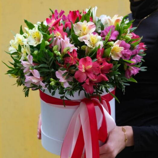 Цветочная композиция из разноцветных Альстромерий