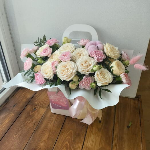 Композиция с кустовыми пионовидными розами и диантусами "Счастье в твоих руках"