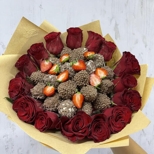 Клубника в шоколаде с розами