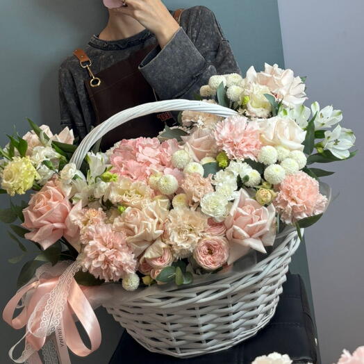 Корзина с цветами на День мамы