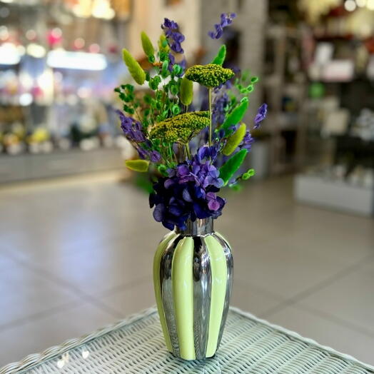 Букет из гортензии и сухоцветов в вазе