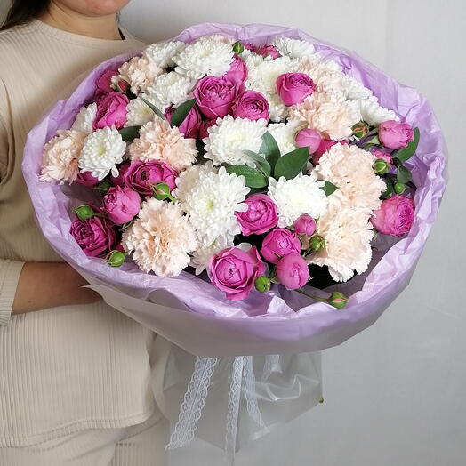 💕Очаровательный букет из белых кустовых хризантем, пионовидных роз и диантусов в стильном оформлении