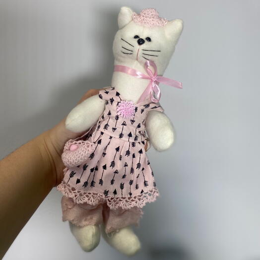 Кошечка в розовом платье