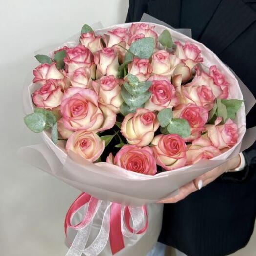 25 розовых роз с эвкалиптом для милых женщин 🥰