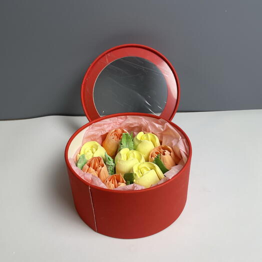 Тюльпаны зефирные в коробке шайбе D — 16 см