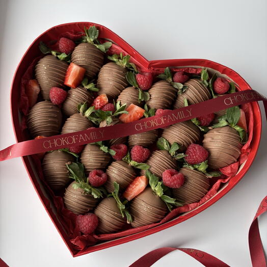 Клубника в молочном шоколаде с малиной 🍓