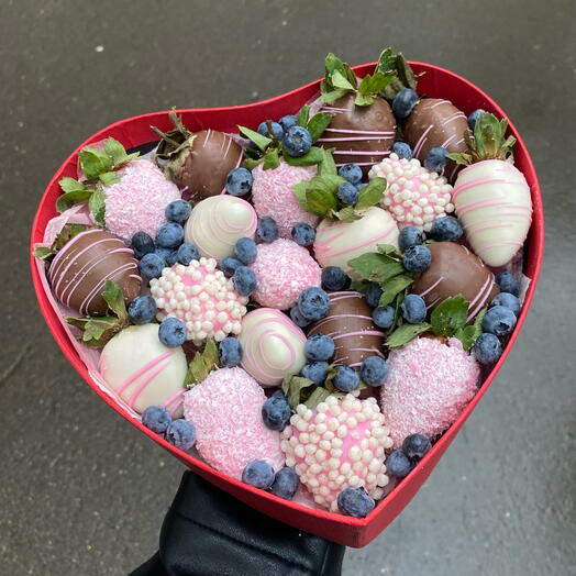 Сердце из клубники в шоколаде с голубикой