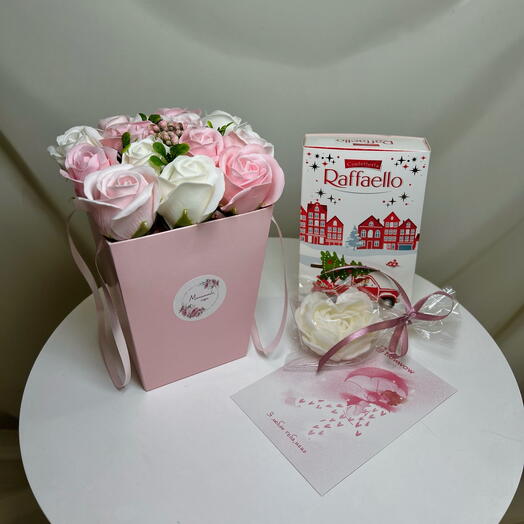 Подарочный набор на день рождения с конфетами Raffaello и аромасвечой