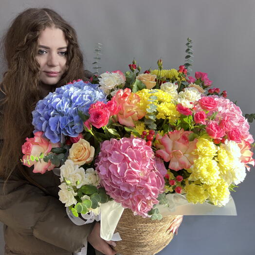 Большой букет в ротанговом кашпо